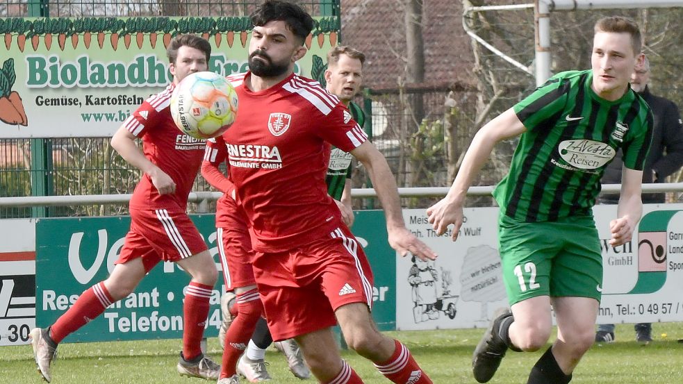 Daoud Jajan (am Ball) brachte TuRa mit einem Traumvolley 1:0 in Führung. Fotos: Damm