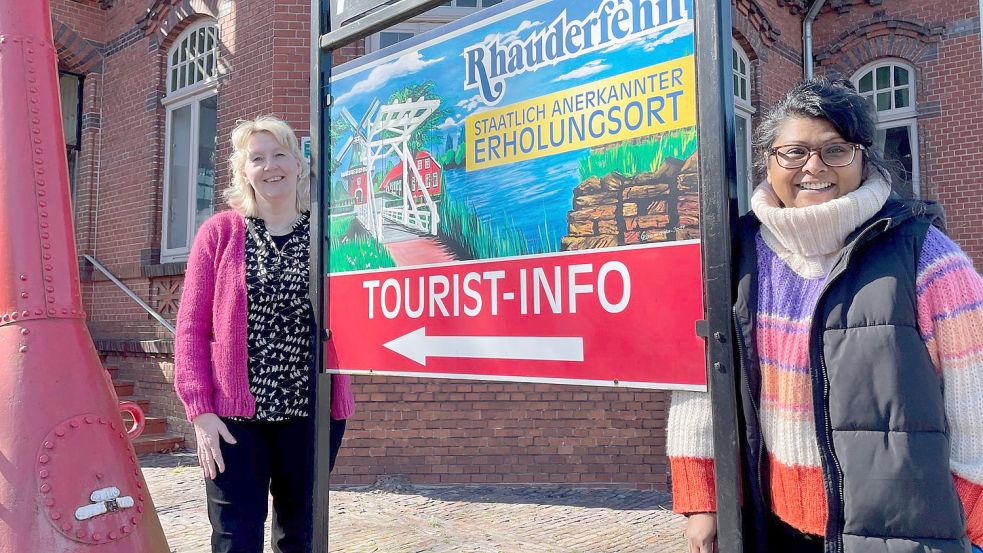 Miriam Kulessa (rechts) und ihre Kollegin Wera Kaiser berichten von der zurückliegenden Urlaubssaison in Rhauderfehn. Foto: Janßen