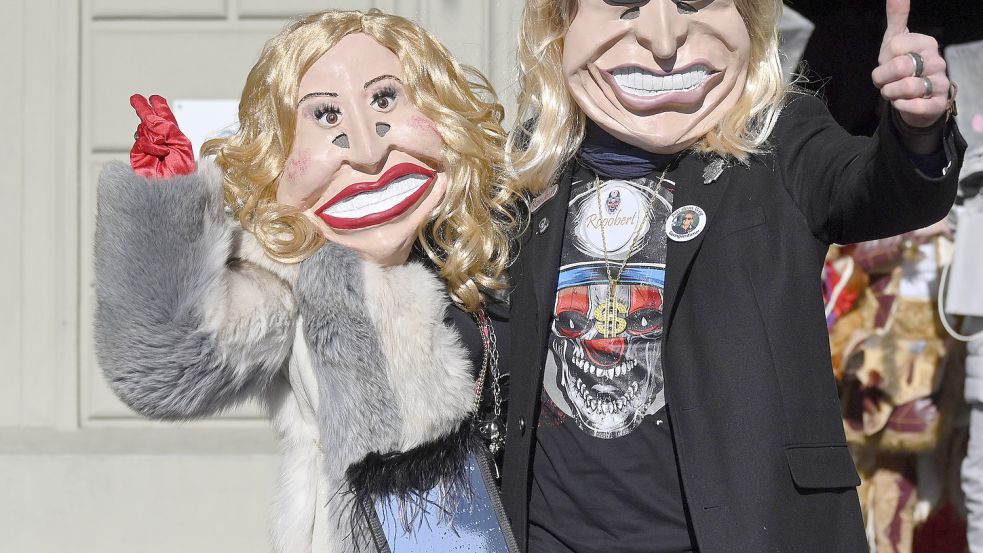 Fasnachter verkleidet als Carmen und Robert Geiss: Was wäre das Ehepaar ohne sein Geld? Foto: Imago images/Pius Koller