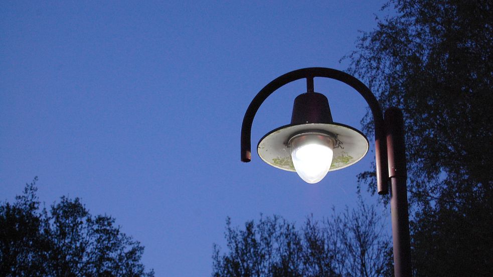 Ein Licht in der Dunkelheit. Derzeit leuchtet es Passanten im Normalfall bis 22 Uhr den Weg. Foto: Janßen