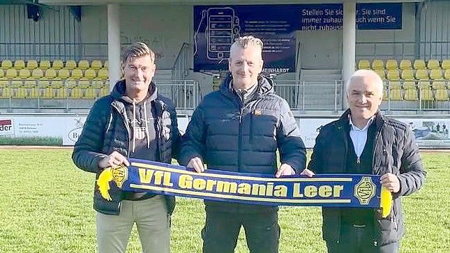Der Sportliche Leiter Harry Janssen (links) und Germanias 2. Vorsitzender Ferhat Özdemir (rechts) mit dem neuen Co-Trainer Jörg Romanowski. Foto: Privat
