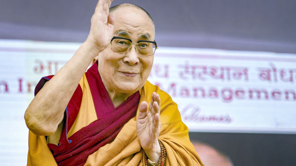 Der 14. Dalai Lama machte jüngst negative Schlagzeilen, weil er einen kleinen Jungen aufforderte, seine Zunge zu lecken. Schon in der Vergangenheit fiel er mit sexuellen Äußerungen auf. Foto: dpa/PTI/Sanjay Kumar