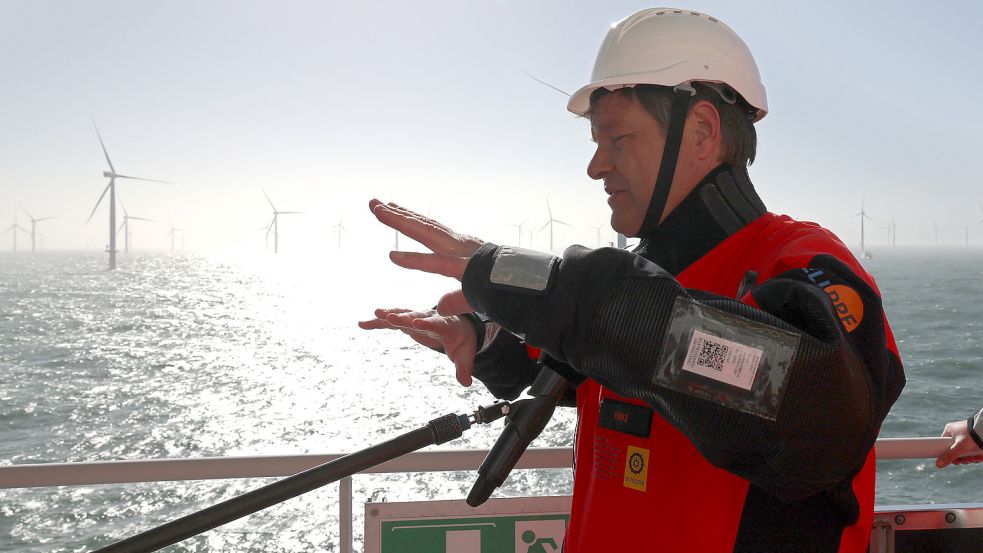Robert Habeck bei der Einweihung des RWE-Offshore-Windpark „Kaskasi II“ nördlich von Helgoland. Foto: Christian Charisius