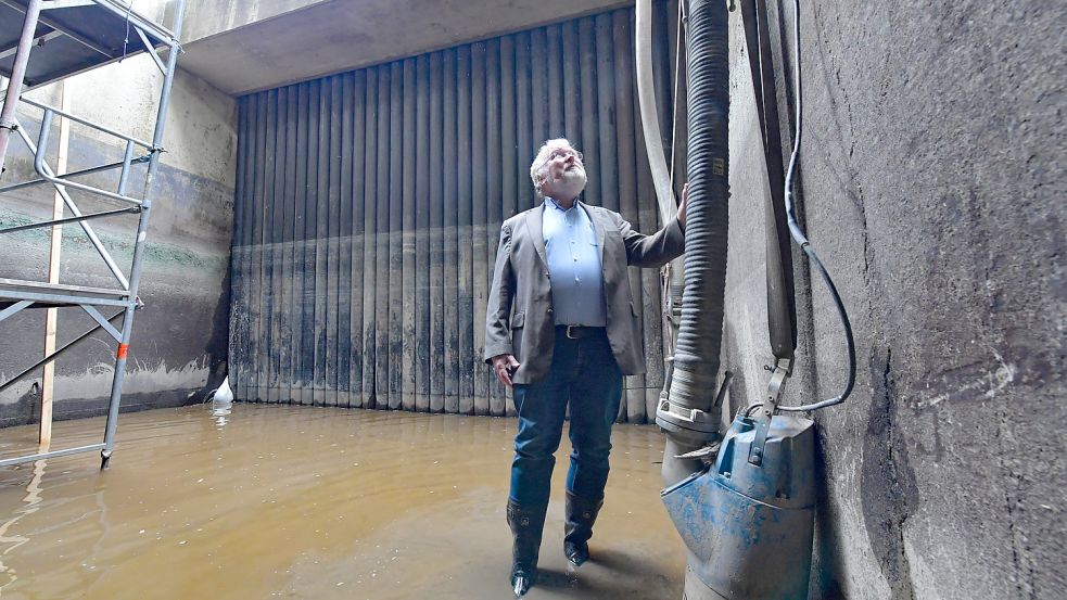 Im Schöpfwerk Sautel wurden die Sieltore ausgebaut und überholt. Dazu wurde das Bauwerk an der Ems bis zum Grund trockengelegt. Obersiel- und Oberdeichrichter Heiko Albers sah sich dort um, wo sonst Wasser steht. Foto: Ortgies/Archiv