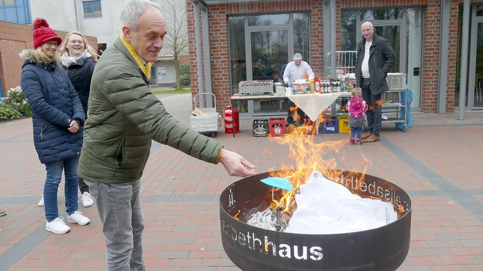 Krankenhaus-Geschäftsführer Bernd Wessels verbrennt eine Maske und zieht so einen symbolischen Schlussstrich unter die Zeit der Corona-Verordnungen. Foto: Stix