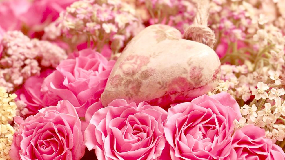 Blumen dürfen zum Muttertag verschenkt werden. Aber darf noch Muttertag gesagt werden? Foto: NoName13 auf Pixabay