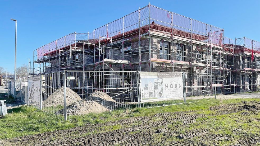 Schräg gegenüber von der Sparkasse in Ostrhauderfehn entsteht eine große Siedlung. Foto: Hellmers