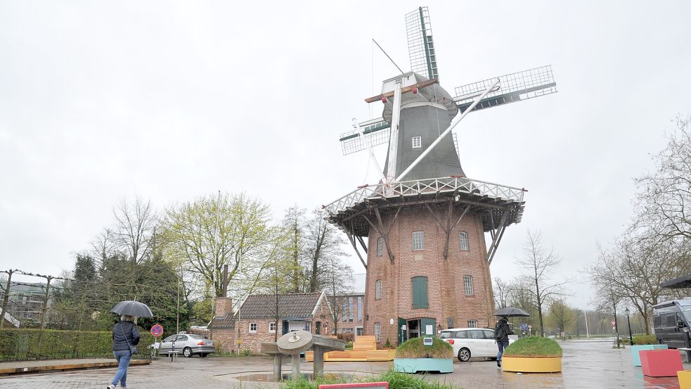 Anno 1888 erbaut, verdankt Meyers Mühle ihren Namen dem Müller Christoph Meyer, der die Mühle im Jahr 1906 kaufte. Nach dem Zweiten Weltkrieg verrottete sie nach und nach. 1998 kaufte die Stadt Papenburg den Torso und leitete eine umfassende Sanierung ein. Foto: Schade
