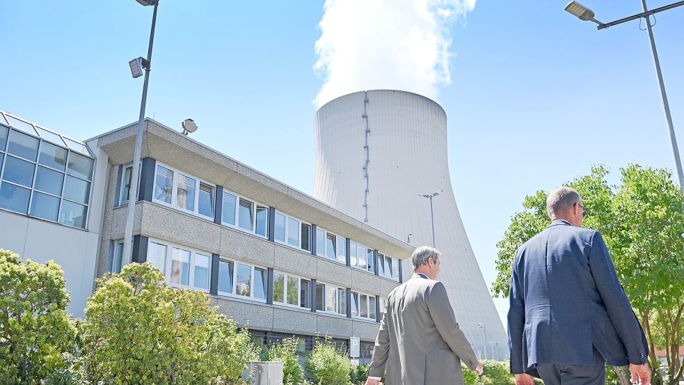 Das Abwenden von der Atomenergie hält Bayerns Ministerpräsident Markus Söder – hier im August 2022 bei einem Besuch des Kraftwerks Isar 2 mit CDU-Chef Friedrich Merz – für einen Fehler. 2011 war er noch dafür. Foto: Sven Simon/imago