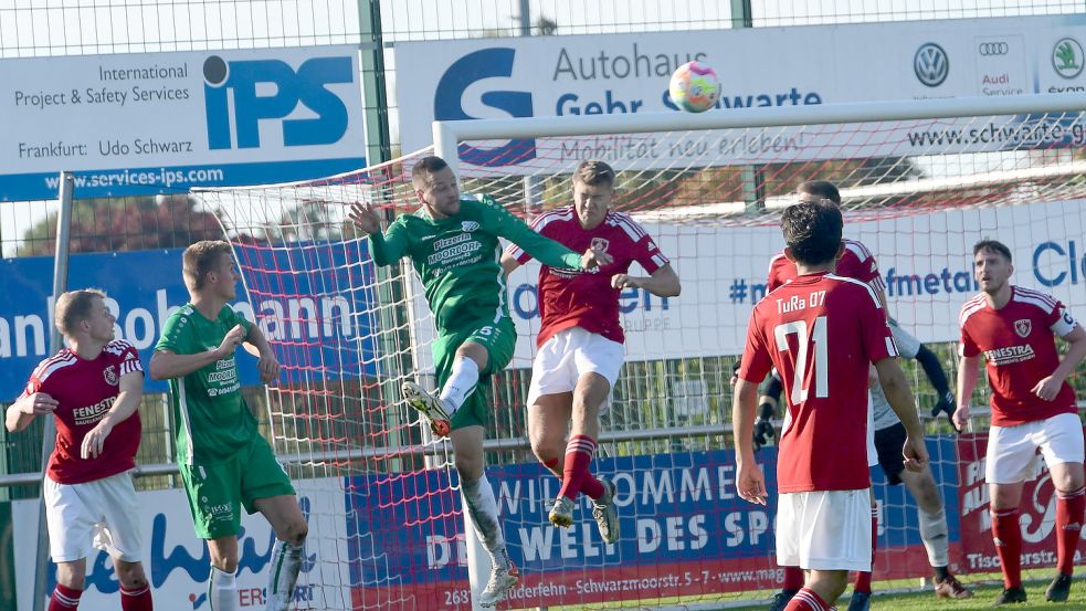 Im Hinspiel gegen Moordorf tat sich TuRa schwer. Foto: Damm