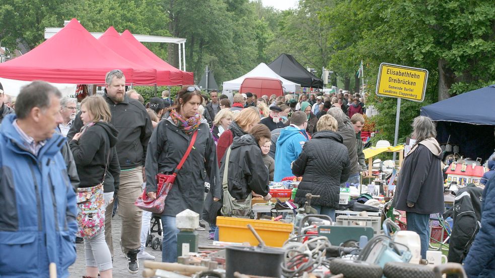 Auf einer Strecke von rund zehn Kilometern entlang des Elisabethfehnkanals bauen Händler und Imbissbetreiber an Himmelfahrt ihre Stände auf. Der Riesenflohmarkt von Elisabethfehn lockt jedes Jahr Zehntausende von Gästen an. Archivfotos (3): Passmann