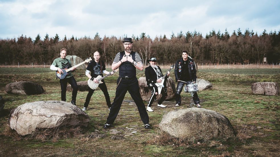 Die Gruppe „Notrix“ (von links): Marco Stresow (Bass), Jens Boldt (Keyboard/Gitarre), Stefan Geiger (Gesang), Thorsten Vesper (Gitarre) und Kai Hoffmann (Schlagzeug). Foto: Privat