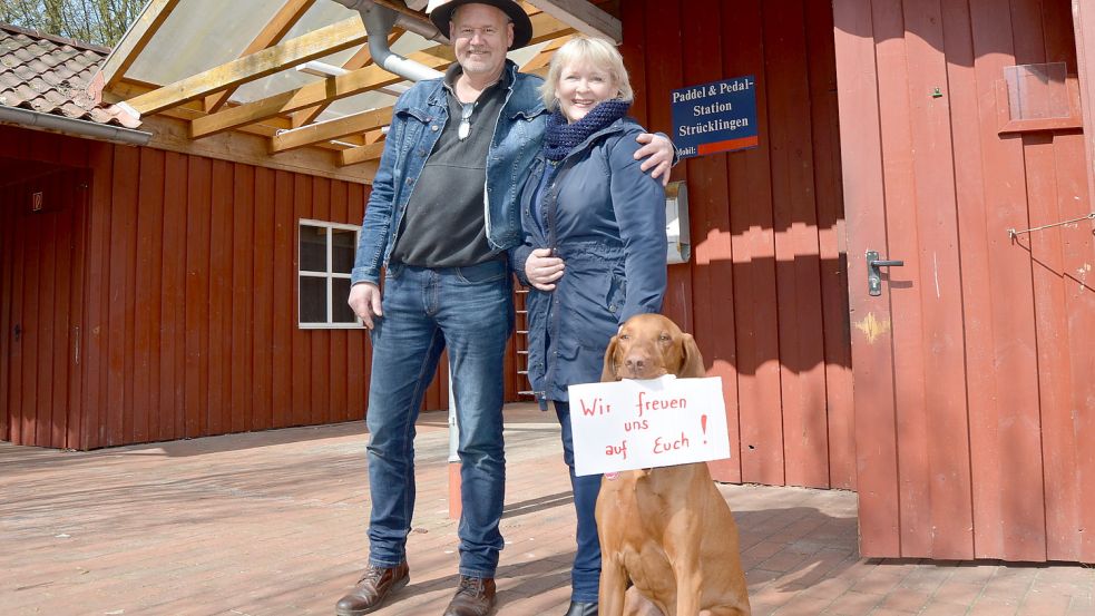 Mit einem selbstgemalten Schild „Wir freuen uns auf Euch!“ begrüßt Tepe, der Ungarische Vorstehhund von Jens und Michaela Riemann, die Gäste der Strücklinger Paddel- und Pedalstation, die sein Herrchen und Frauchen jetzt übernommen haben. Fotos: Fertig