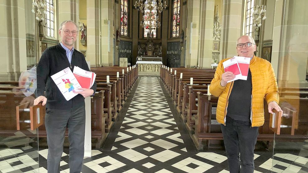Der Saterländer Pfarrer Ludger Fischer (links) und Pfarreiratsvorsitzender Georg Pugge öffnen die Türen in der Kirche St. Jakobus in Ramsloh. Dort wird am Freitag über die Reform der katholischen Kirche informiert. Foto: Kruse
