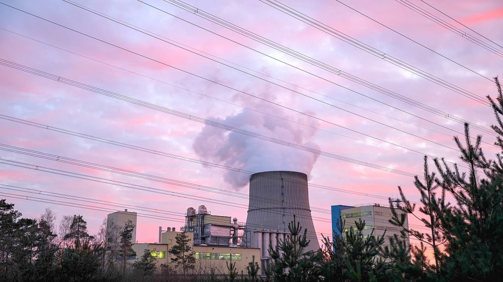 Nun ist Schluss: Das Kernkraftwerk Emsland in Lingen wird abgeschaltet. Foto: Sina Schuldt/dpa