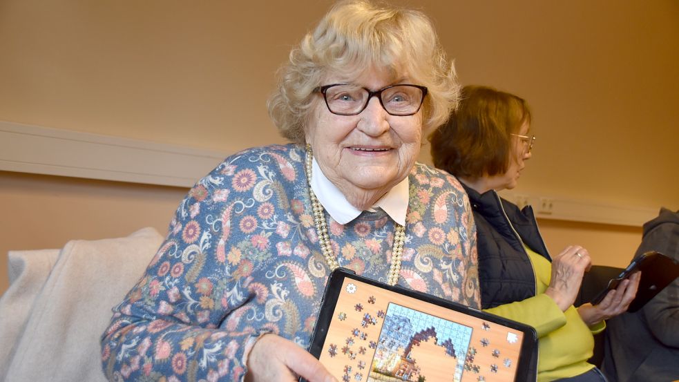 Jutta Klinger hatte vor Corona nichts mit dem Internet zu tun, inzwischen nutzt sie ihr Tablet nicht nur, um Kontakt zu halten, sondern auch, um Spiele zu spielen. Foto: Wehry