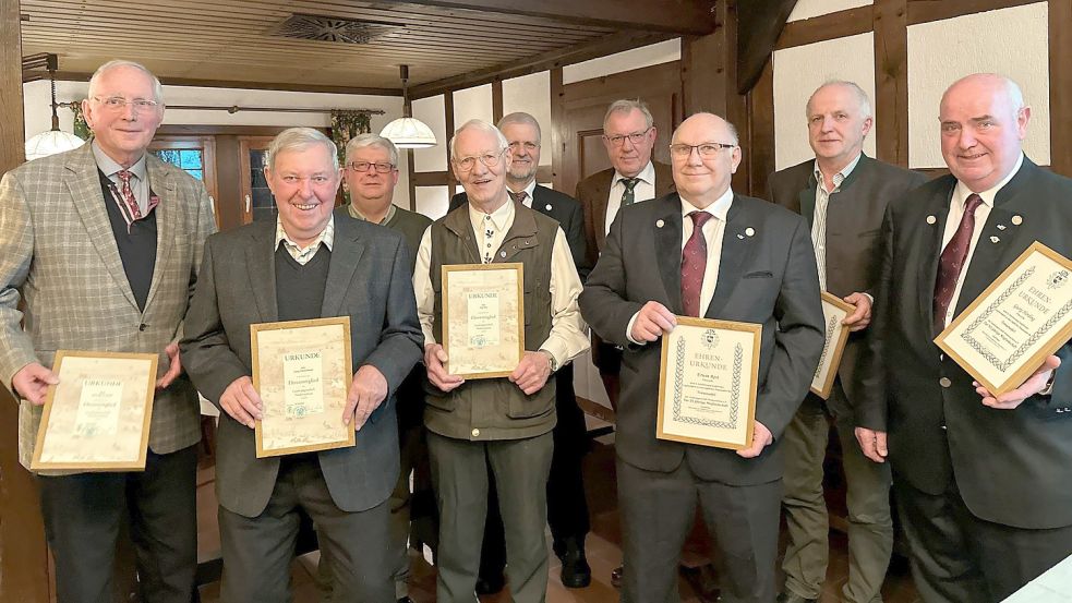 Ehrungen beim Hegering Friesoythe (von links): Ferdinand Cloppenburg, Hartwig von Garrel, Georg Hinrichsmeyer, Rainer Schweigatz, Josef Bley, Jürgen Dolberg, Franz-Hermann Nienaber, Erwin Rost, Clemens Westendorf, Georg Herding. Foto: Passmann