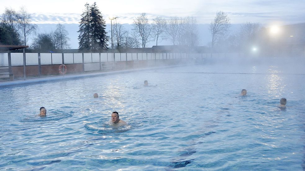 Bei fünf Grad Lufttemperatur und 28 Grad im Becken schwammen die ersten Gäste durch dampfendes Wasser. Foto: Wolters