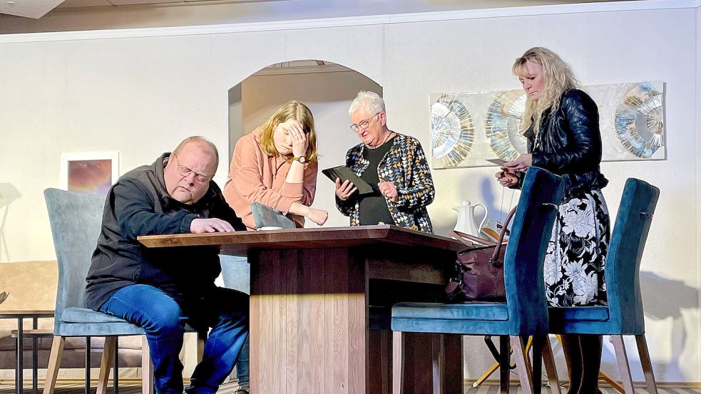 De Dörpkrug Spölers sorgten bei den Zuschauern für viel Gelächter und Applaus. Fotos: Hinrichs