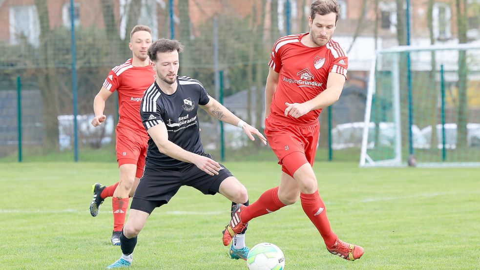 Alexander Meyer (SC Lüstringen, in schwarz) und Christoph Lefeld (SC Glandorf). Foto: PaetzelPress/Nico Paetzel