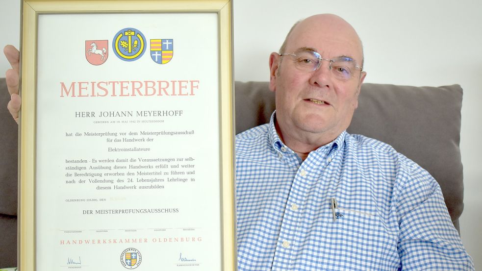 Vor 50 Jahren hat Johann Meyerhoff aus Ostrhauderfehn seinen Meisterbrief als Elektroinstallateur erhalten. Fotos: Zein