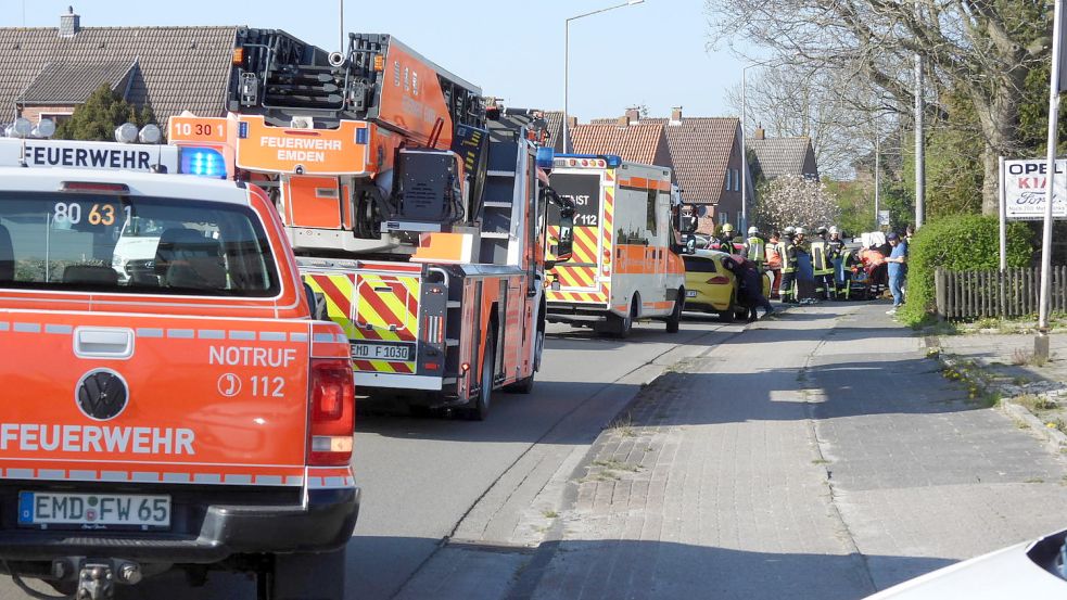 Es waren Feuerwehr, Polizei und Rettungsdienst im Einsatz. Fotos: Doden