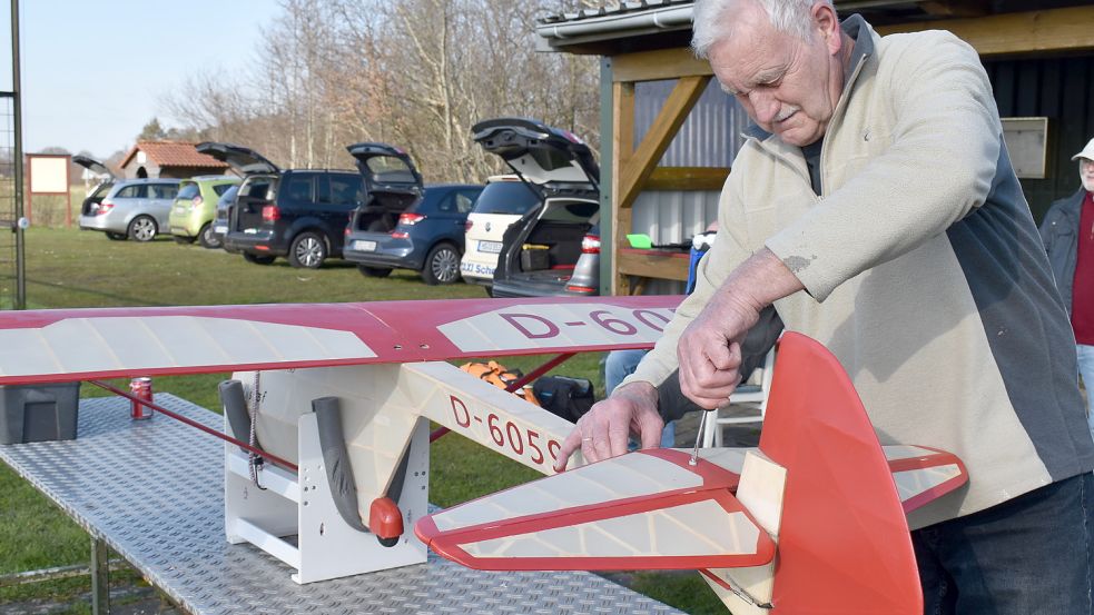 Der 72-jährige Gebhard Oltmanns tüftelt an einem seiner Modell-Flieger.