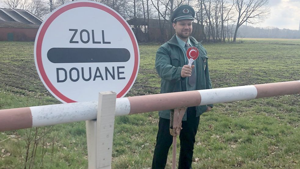 Einen Zollbeamten mimt Heiner Wiemker. Foto: Erhardt