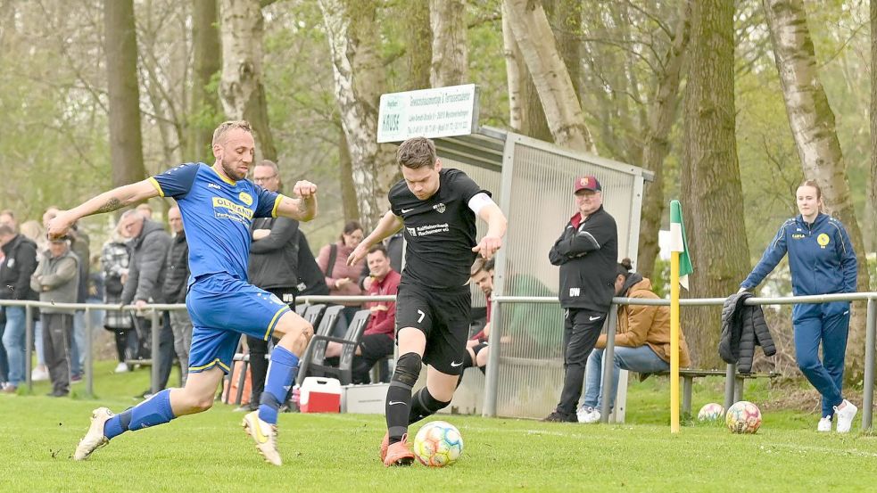 Die SG Westoverledingen (am Ball Niklas Plaisier) wird es auch in der kommenden Saison weiter geben. Foto: Lohmann