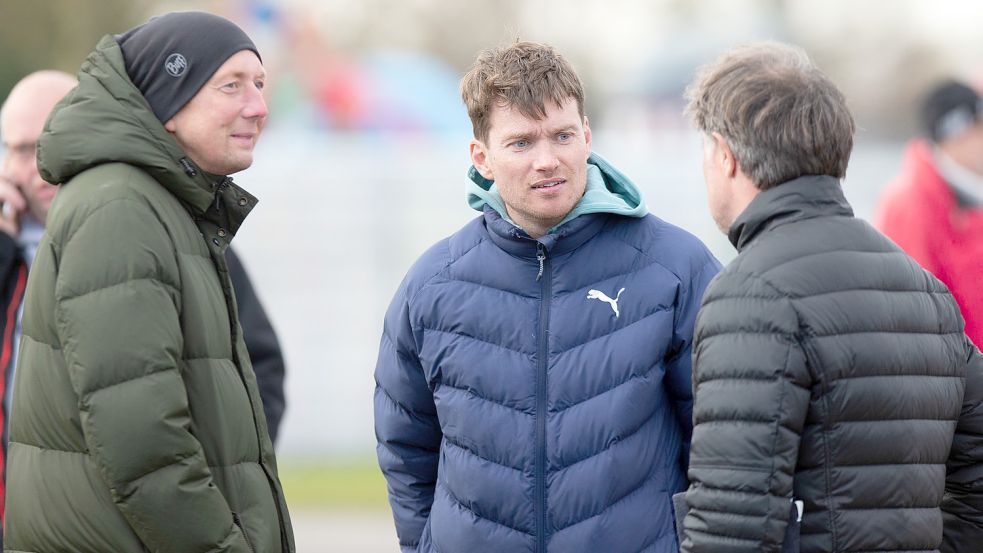 Henning Rießelmann (Mitte) unterhielt sich vor der Partie länger mit Bremens U23-Coach Konrad Fünfstück (links) und seinem Co-Trainer Marco Grimm. Am Sonnabend gastieren die Emder beim Bremer Nachwuchs. Fotos: Doden/Emden