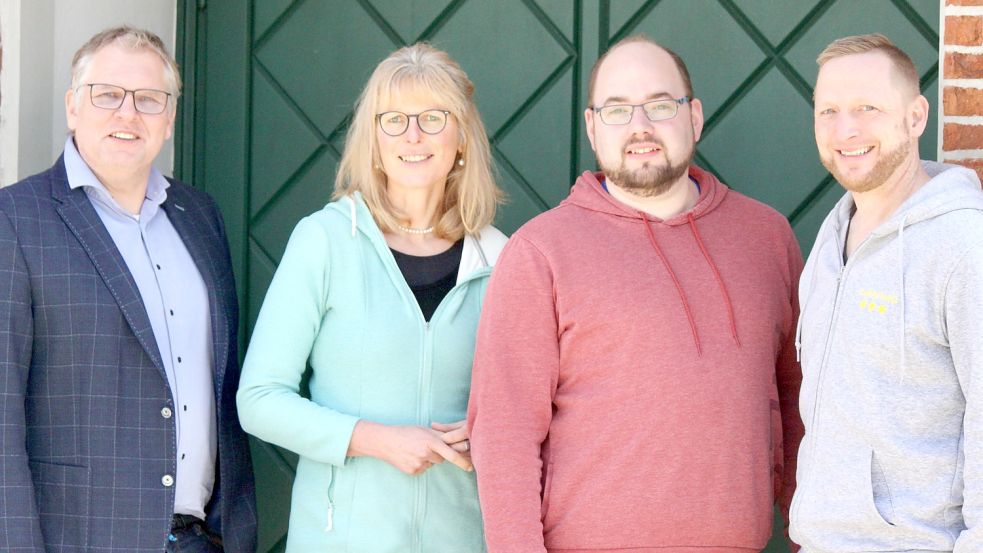 Stellten sich zum Gruppenfoto auf (von links): Superintendent Thomas Kersten, Diakonin Anja Refke, Regionaldiakon Niklas Sonnenberg und Kreisjugendwart Manfred Dieken. Foto: privat