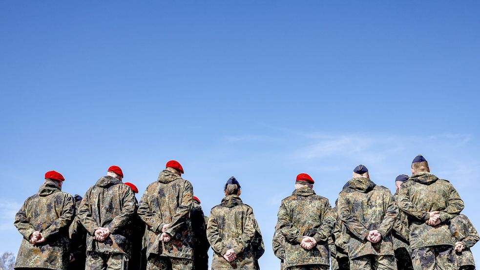 In den kommenden Jahren werden 65.000 Soldaten aus dem Dienst ausscheiden. Foto: Axel Heimken/dpa