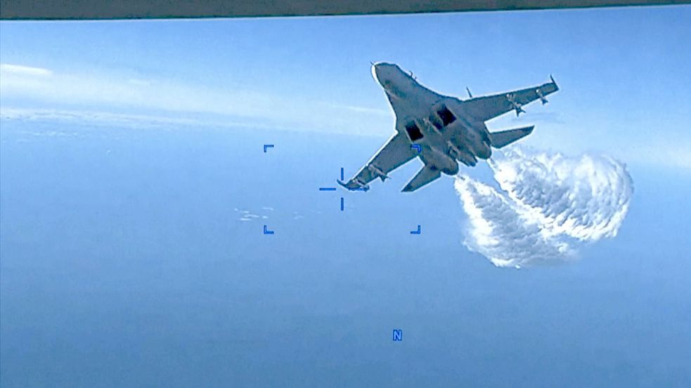 Ein russisches Flugzeug schießt eine Nato-Drohne über dem Schwarzen Meer ab. Foto: dpa/Uncredited