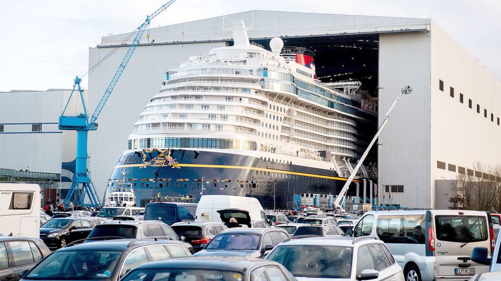 Bei der Papenburger Meyer-Werft sind immer mehrere Schiffe parallel im Bau – wie hier die „Disney Wish“ beim Ausdocken im Februar 2022. Jetzt soll das Unternehmen einen neuen Großkredit erhalten. Foto: Dittrich/DPA