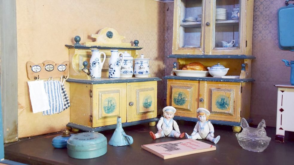 Eine Puppenstube aus der Zeit zwischen den Weltkriegen. Elise Andresen-Bunjes hat die Miniatureinrichtung liebevoll ergänzt durch Geschirr und Tischwäsche.