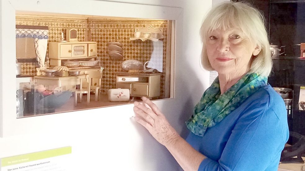 Elise Andresen-Bunjes mit einer der historischen Puppenküchen, die sie derzeit in der Mühle ihres Wohnorts Mitling-Mark ausstellt. Foto: Schoone