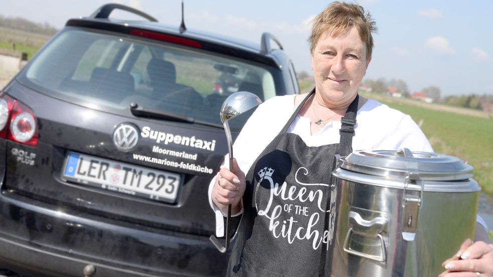 Marion Süßen kommt auf Wunsch mit einem Teller heißem Eintopf zu ihren Kunden. Foto: Lüppen