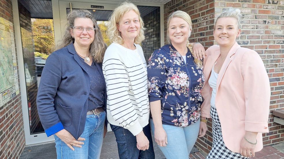An den Schulen im Gemeindegebiet Barßel sind jetzt vier Schulsozialarbeiterinnen tätig. Seit 1. April ist Nathalie Helmke (rechts) aus Friesoythe an den drei Grundschulen in Harkebrügge sowie Elisabethfehn-West und -Süd tätig. Sie und ihre drei Kolleginnen (von links) Cornelia Reil (Marienschule), Karin Schlump und Sonja de Buhr (beide IGS) berichteten dem Jugendausschuss, der am Mittwoch im Pfarrheim tagte, von ihrer Arbeit. Foto: Fertig