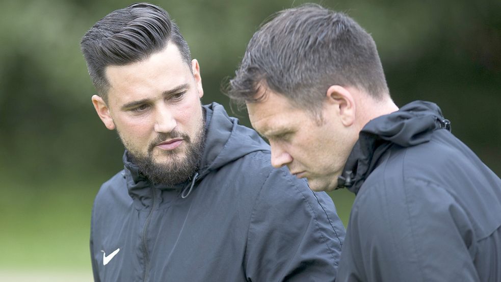 Daniel Franziskus (links) könnte beim Klassenerhalt von Frisia nächste Saison auf seinen Ex-Verein GW Firrel (rechts Bernd Grotlüschen) treffen. Foto: Doden/Emden