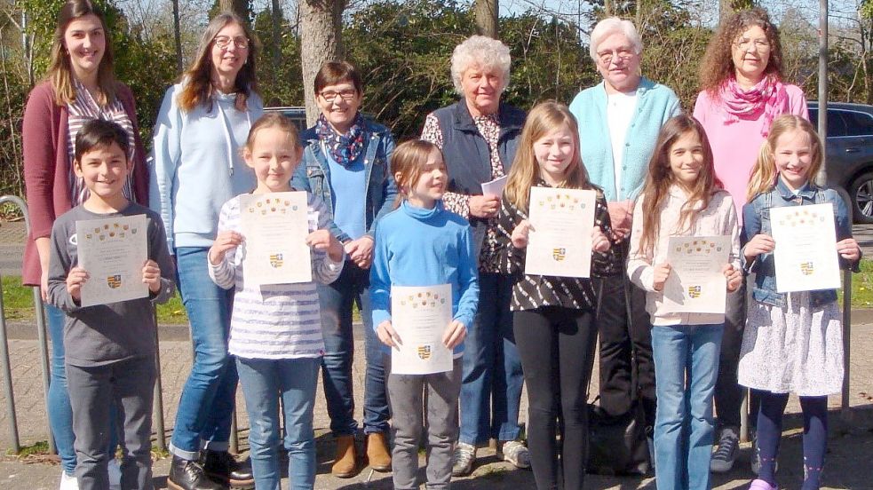 Die Besten des Vorlese-Wettbewerbs Saterfriesisch der Strücklinger Grundschule Marienschule mit der Jury sowie Schulleiterin Monika Olling (rechts). Foto: privat