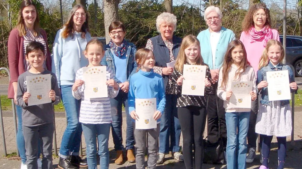 Die Besten des Vorlese-Wettbewerbs Saterfriesisch der Strücklinger Grundschule Marienschule mit der Jury sowie Schulleiterin Monika Olling (rechts). Foto: privat