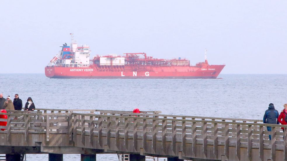 Umstritten: das LNG-Terminal vor Rügen. Foto: Imago Images/BildFunkMV