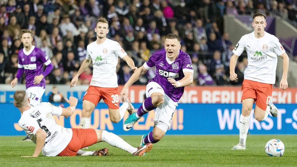 Ein hartes Duell: Im Hinspiel musste der VfL ordentlich kämpfen, ehe er dank eines Tores von Erik Engelhardt (Zweiter von rechts) 3:2 gewann. Foto: imago/osnapix