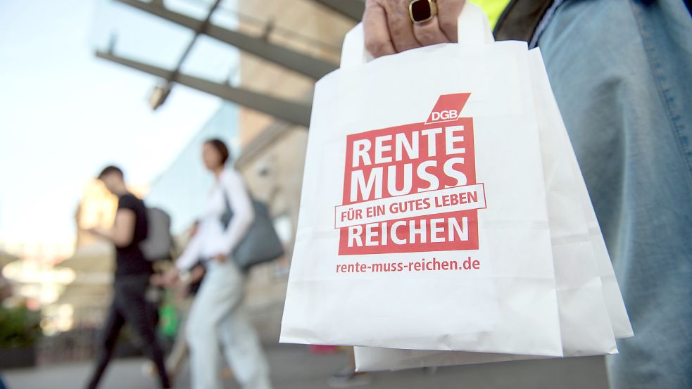 Mit einer Kampagne setzt sich die der DGB schon seit Jahren dafür ein, dass sich die Rente langfristig erhöht. Foto: dpa/Silas Stein