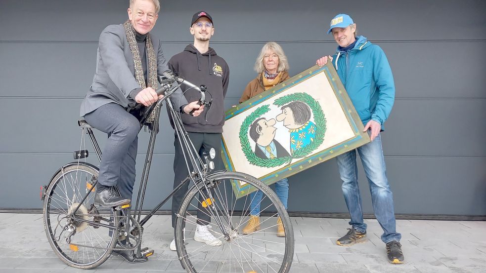 Andreas Meinders (von links) fährt schon mal zur Probe. Sebastian Penning, Eva Gorny-Ulma und Dr. Norbert Knitsch sind an dem Wochenende auf der Bühne in Rhaudefehn zu sehen.