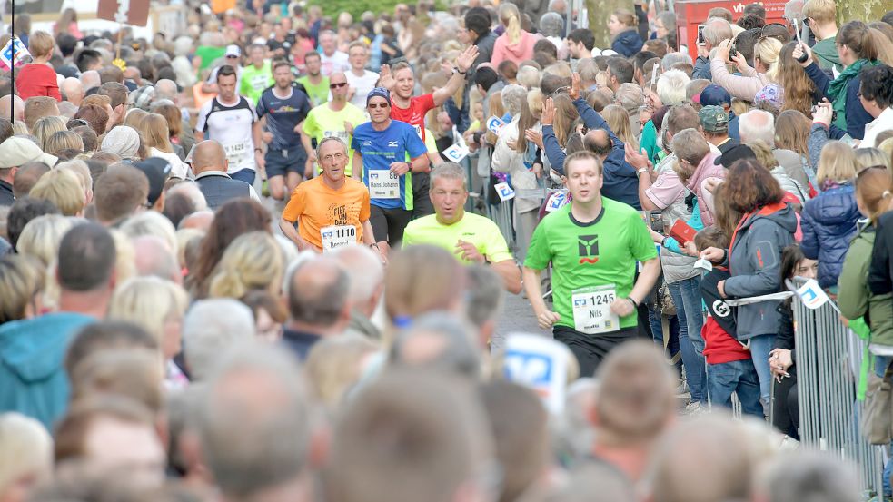 Beim Zieleinlauf der letzten Etappe wird es am 12. Mai wieder eng in der Leeraner Fußgängerzone. Foto: Ortgies