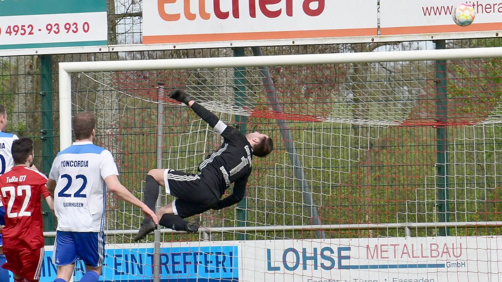 In der Anfangsphase hielt Concordia-Keeper Lukas Christians sein Team noch im Spiel. Foto: Damm