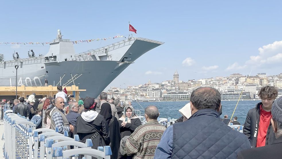 Stundenlang warten die Menschen, um das Schiff aus der Nähe zu sehen. Foto: Susanne Güsten