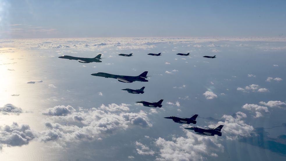 Die Ausgaben fürs Militär sind weltweit auf einem Rekordhoch. Foto: US Air/Planet Pix via ZUMA Press Wire/DPA