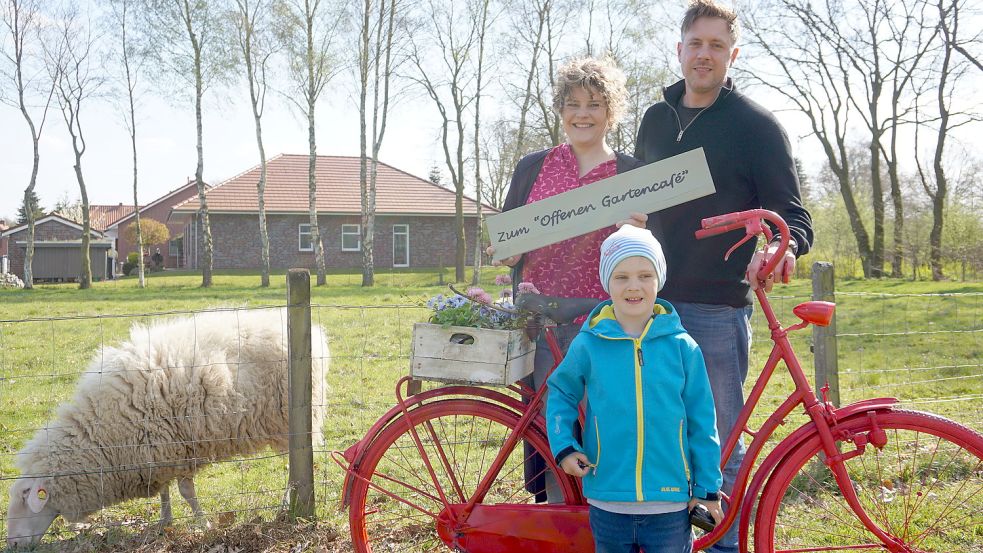 Kristina, Matthias und ihr Sohn Paul Strenge freuen sich auf das „Offene Gartencafé“ am 1. Mai. Foto: Hagewiesche